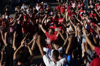 (FOTO/VIDEO) Jedinstvena fudbalska atmosfera od koje podilaze žmarci!