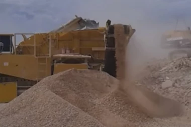 Tuga: Celo selo oplakuje radnika koga je ubila drobilica za kamen, domaćinstvo se gasi jer su mu preminula oba roditelja