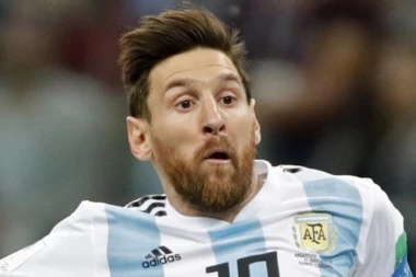 (VIDEO) Devojka šutira bolje od Mesija! Nije lopta, ali je u cilju zaštite životne sredine