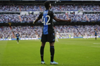(VIDEO) Ludilo na Bernabeu: Fudbaler Briža se dva puta sapleo i dao dva gola Realu za poluvreme!