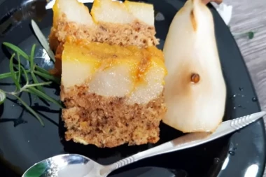 (VIDEO) UZ MALO PARA DO SJAJNE POSLASTICE: Probajte sočan kolač sa kruškama, medom i orasima