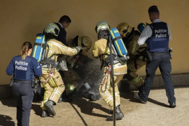 POLICAJCI U CENTRU GRADA UPUCALI MUŠKARCA! Krenuo nožem na njih, nisu oklevali ni sekund