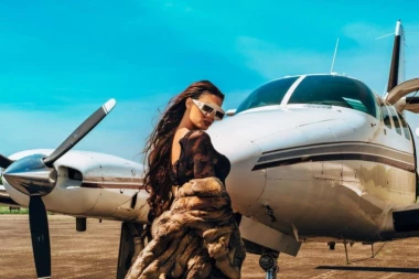 ONA JE NAJBOGATIJA SRPSKA PEVAČICA: Na nogama nosi zlato, a tašna joj vredi ko 2 veća stana!