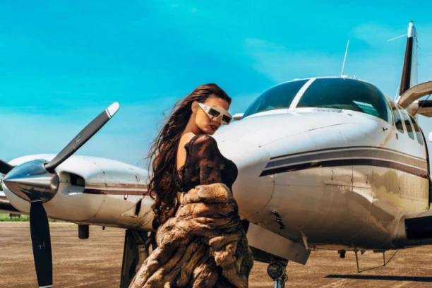 ONA JE NAJBOGATIJA SRPSKA PEVAČICA: Na nogama nosi zlato, a tašna joj vredi ko 2 veća stana!