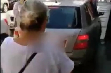 (VIDEO) Taksisti blokirali ulice, a on lagano vozi TROTOAROM! Pešaci bili u šoku
