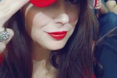 Lepotica vatreni fan Crvene Zvezda: Srpska voditeljka bila je juče prava atrakcija na Marakani!