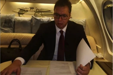 POSAO NE MOŽE DA ČEKA! Vučić otputovao u Prag, evo kako provodi vreme u avionu