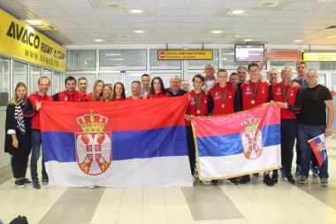 Bronzani od zlata heroji, devojke za ponos