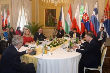 Vučić iz Praga poslao snažnu poruku onima koji su priznali Kosovo! U Srbiji žive ljudi, mi nismo klikeri