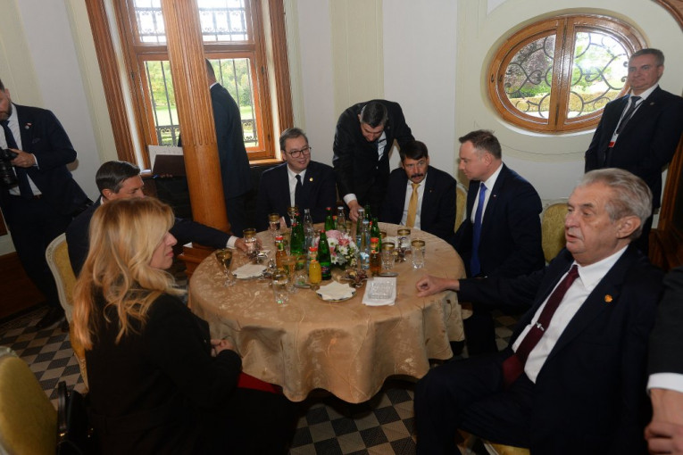 (FOTO) Pogledajte prijateljske fotke iz Praga: Vučić sa Samita Višegradske grupe poručio da je ovo važan dan za Srbiju