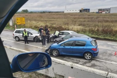 SAOBRAĆAJKA NA IBARSKOJ MAGISTRALI: Povređeni mladić prevezen u UC, automobilu otpao točak