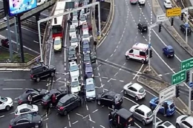 Građani gube strpljenje zbog taksista! Sve prštalo na Autokomandi: Žestoka tuča izbegnuta zahvaljujući prisebnosti saobraćajnih policajaca