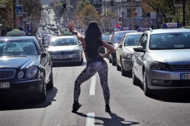 (VIDEO) Ona je guz*m zaustavila saobraćaj u Beogradu: Evo šta ima da kaže na negativne komentare koji su se pojavili u javnosti