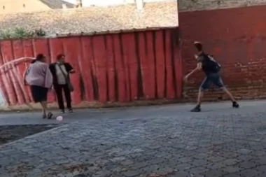 (VIDEO) NADREALNO! Mladić iz Banovaca spreman na sve zbog slave na mrežama: Starije sugrađane gađao balonima punim vode