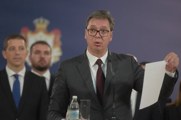 (VIDEO) O GOVORU SRPSKOG PREDSEDNIKA BRUJE MEDIJI U TIRANI: Pogledajte kako Vučić prevodi albanski dokument na srpski
