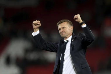 (VIDEO) Trener Salcburga zapaljivim govorom izazvao preokret na "Enfildu": Ovo nije je*ena prijateljska utakmica!