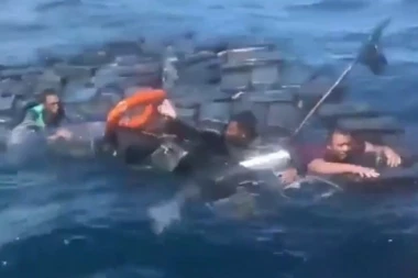 (VIDEO) LUDA SCENA NA MORU: Dileri plutali na splavu od kokaina