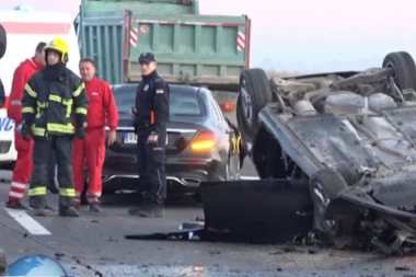 Užasna saobraćajka u Beloj Crkvi: Automobil pun mladih se prvrnuo na krov