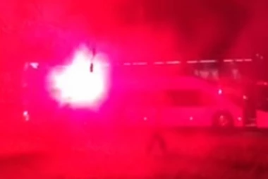 (VIDEO) Ovo nisu očekivali: Bakljada i pesma za igrače Partizana na dočeku u Laktašima!