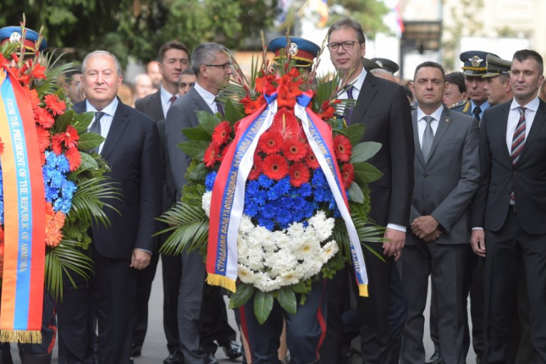 Simbol srpsko-jermenskog prijateljstva: Vučić i Sarkisijan položili vence na spomenik u Zemunu