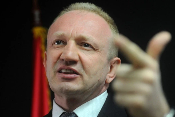 ĐILAS OPET SKOČIO SAM SEBI U STOMAK: Pričao kako u Srbiji nema vakcina, a danas već stao u red i za REVAKCINACIJU!