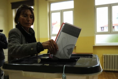 Izlaznost na Kosovu veća nego na prethodnim izborima: Do 11 časova glasalo 9,44 posto birača