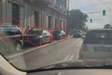 (FOTO) BAHATO! Taksisti se ponašaju kao kabadahije: Parkiraju vozila gde im padne na pamet!
