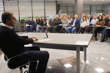 Vučić sa podmlatkom SNS: Predsednik govorio o odnosu emocija i racionalnosti u politici