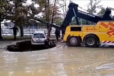 (VIDEO) Drama u Novom Sadu: Automobil propao kroz rupu koja se stvorila posle pucanja cevi, evo šta kažu nadležni