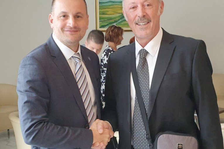 Predsednik UST i zamenik Višeg javnog tužilaštva u Beogradu Nenad Stefanović (levo) i glavni federalni tužilac BiH Tihomir Jurko (desno)