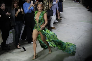 (FOTO) Boginja u svakom izdanju: Raščupana i znojava, Džej Lo samo za vas!