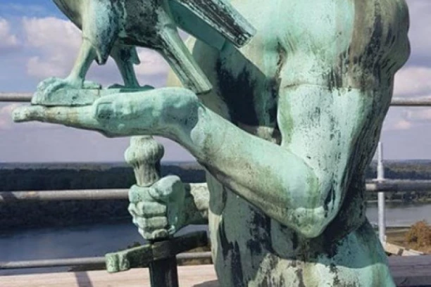 WHICH BIRD IS THE VICTOR HOLDING IN HIS HAND? Many Belgradians do not know the answer to this question!