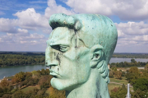 (FOTO) Vreme je da u potpunosti zablista! Počelo uklanjanje skela sa Pobednika