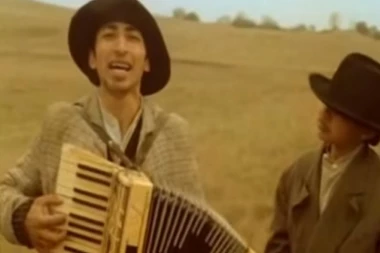 (VIDEO) "Sviće zora" 39 godina posle: Čuveni harmonikaš iz filma "Ko to tamo peva" ponovo pored istog autobusa!