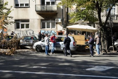 Jeziva nesreća u Beogradu! Auto oborio drvo pa uleteo u baštu kafića