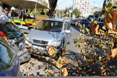Detalji nesreće u centru Beograda: Mladić autom oborio drvo, a onda se zakucao u fast-fud restoran, ima povređenih