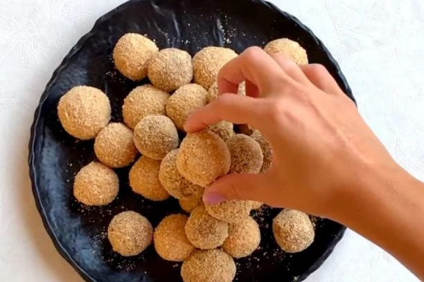 SLASNI SLANI ZALOGAJČIĆI: Recept za kuglice sa sirom i susamom!