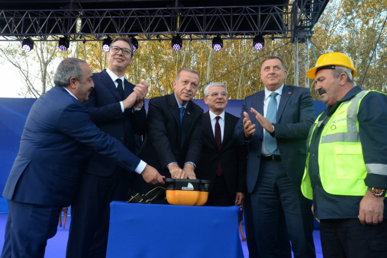 Zajedničkim pritiskom na taster Erdogan i Vučić označili početak radova na auto-putu Beograd-Sarajevo