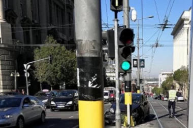 (FOTO) NIJE VIDELA STUB?! Zakucala se autom preko puta Vlade Srbije