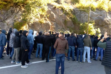 (VIDEO) U inat šiptarskim ekstremistima: Delije pokorile Jarinje, orilo se "Oj Kosovo, Kosovo"