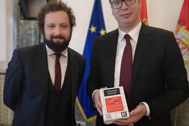 Vučić dobio na poklon albanski rečnik: Novinar televizije Klan imao prijateljski susret sa predsednikom Srbije