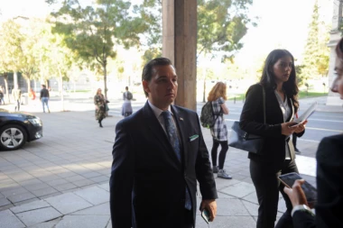 POČELI PREGOVORI VLASTI I OPOZICIJE: Incident ispred zgrade stare skupštne, tema izborni uslovi, a posreduje predstavnik Evropskog parlamenta!