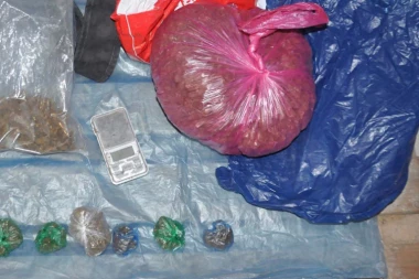 U Beogradu uhapšen diler! U stanu mu nađena marihuana i kokain, ali i oružje!