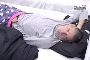 (VIDEO) Šokirao sve zadrugare: Lepi Mića se skinuo go i uradio OVO!