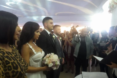 Ovo nisu očekivali: Perućica sa devojkom stao pred matičara, a onda se ona izjasnila i sve iznenadila!