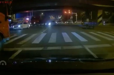 (VIDEO) Snimljen trenutak tragedije u Kini: Nadvožnjak se srušio na automobile, poginule tri osobe!