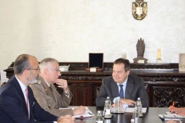 Dačić sa generalom Gracijanom: Pozitivna ocena doprinosa Vojske Srbije u multinacionalnim operacijama EU