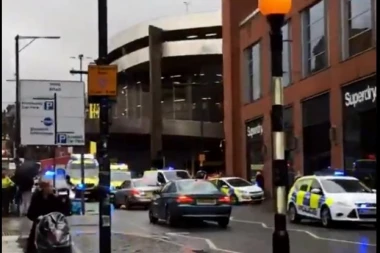 (VIDEO) Užas u Mančesteru: Čovek upao u tržni centar i kasapio ljude