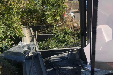 (FOTO) Šok u Mirijevu: Automobil se zakucao u stajalište autobusa