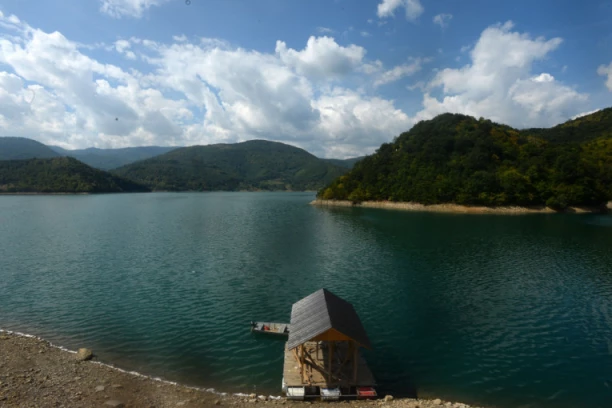 NOVA PROVOKACIJA KURTIJEVE POLICIJE: Patrolirali Gazivodama s dugim cevima i legitimisali ribolovce (FOTO)